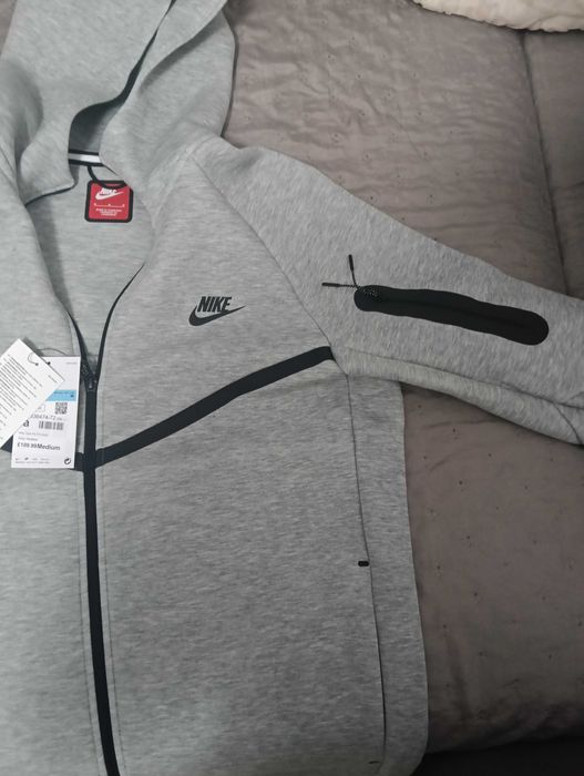Vând trening Nike tech
