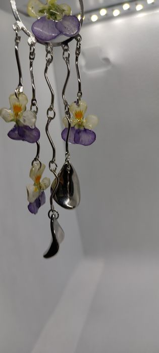 Обеци с естествен цвят на градински теменужки.