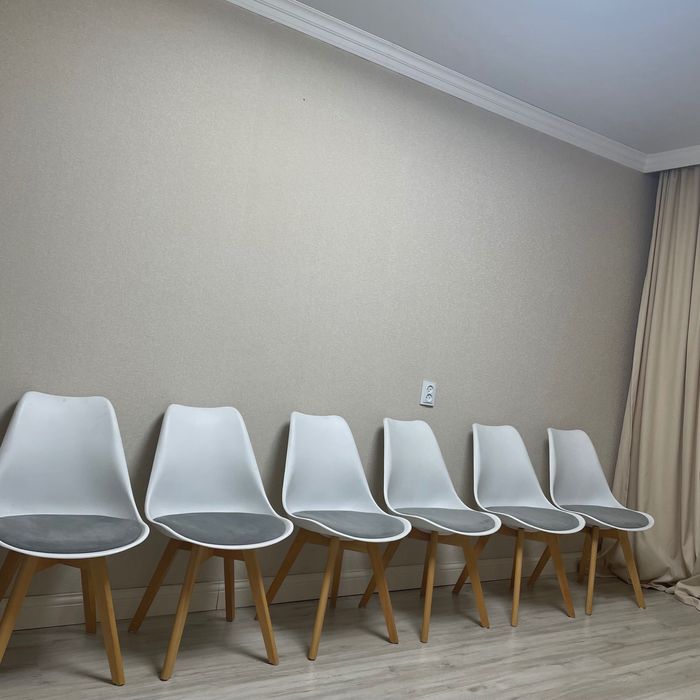 Стулья, бело-серого цвета