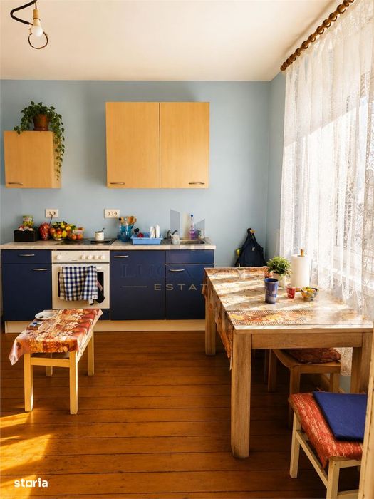 Casa solida plus gradina matura intr-o zona  linistita in centrul  Var
