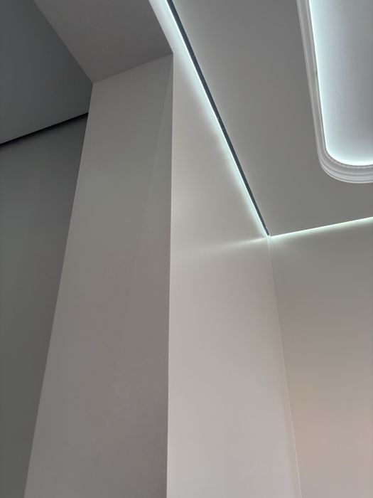 Покраска стен потолков.