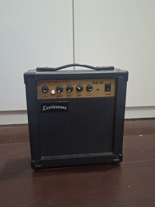 Электрогитара Levinson + комбик Levinson GA-10