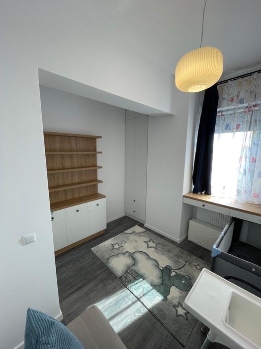 Ofer spre inchiriere apartament cu 3 camere cu loc de parcare