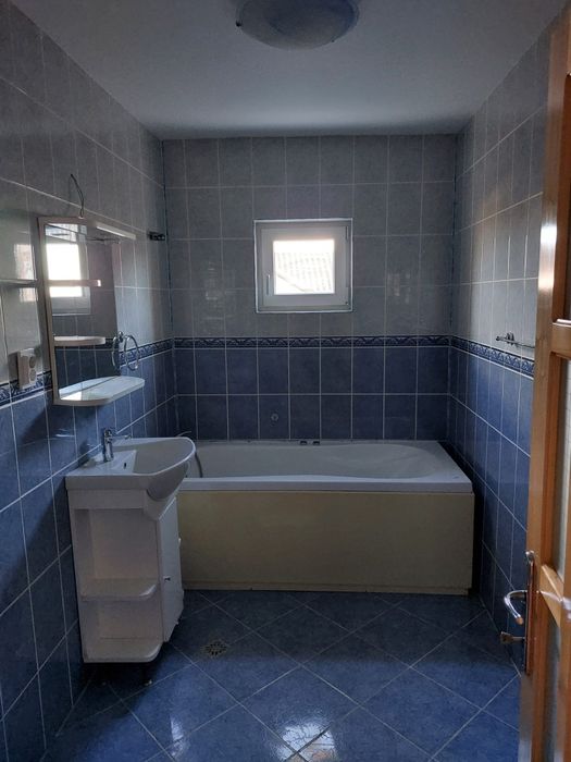 Casă de vânzare - 5 camere, zona Cornișa