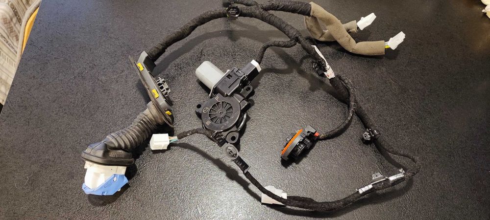 Продавам Части за оборудване на предна лява врата за Мазда СХ5 2018г.