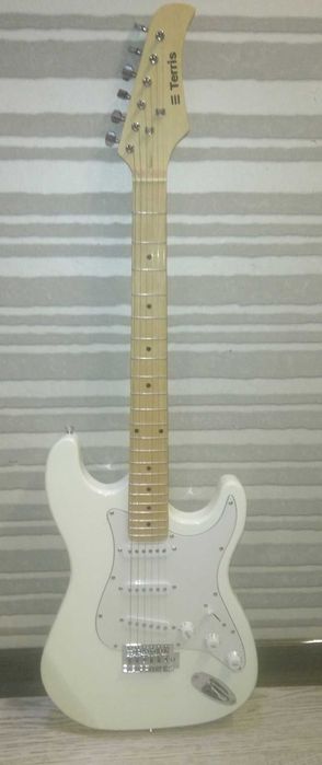 Электрогитара Белая