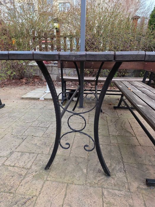 Градински маси с пейки от ковано желязо и дърво