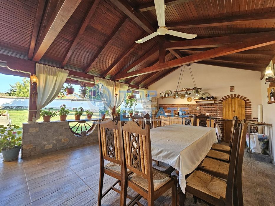 Обзаведена къща с три спални, барбекю, двор и гараж в село Поликраище