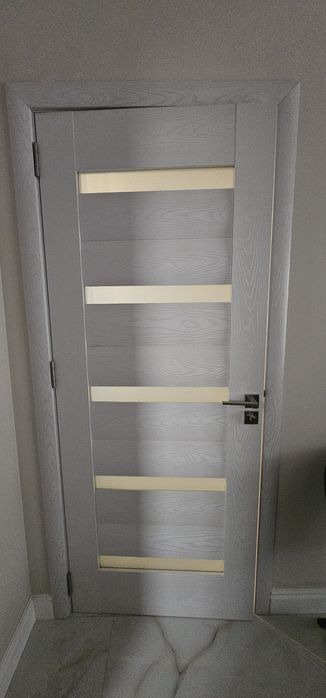 Vând 5 uși de interior MDF – frasin alb texturat, cu sticlă mată - set