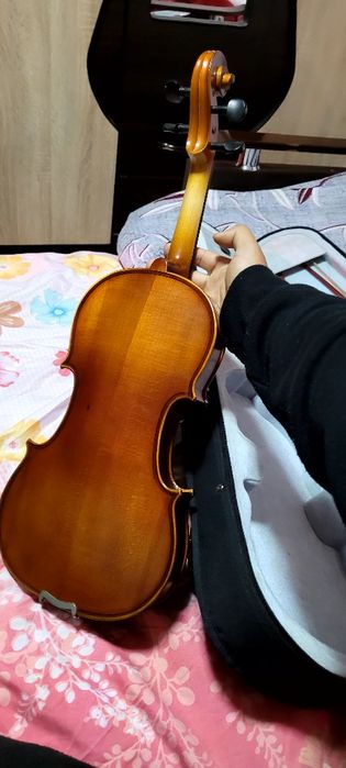 Vând vioară bună de studiu cât și pentru profesioniști