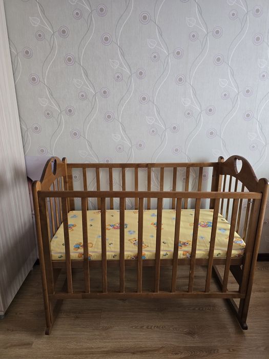 Продам детскую деревянную кровать
