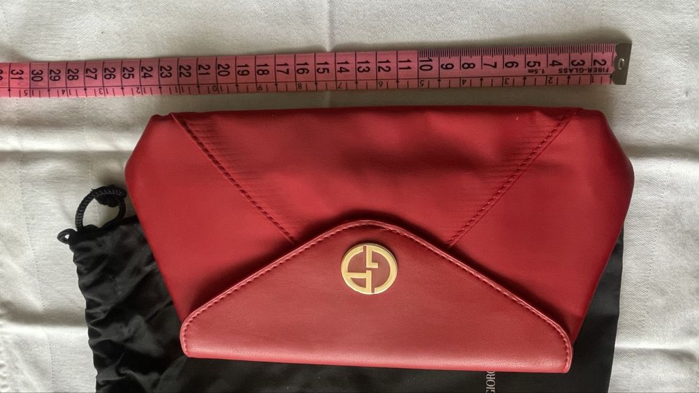 Продам косметичку Армани. Новая.