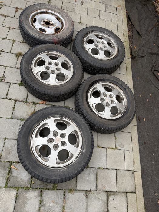 Vând anvelope de iarnă cu jante pentru Mitsubishi Pajero Pinin