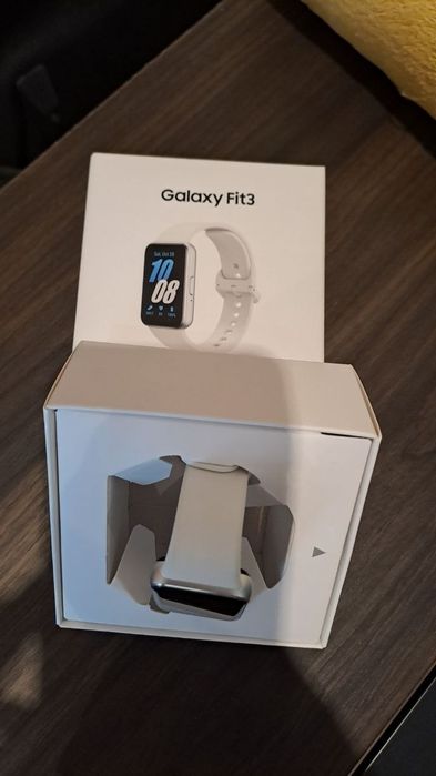 Samsung galaxy fit3 silver + подарък аксесоари