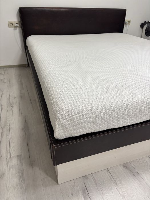 Спалня с матрак и повдигащ механизъм.