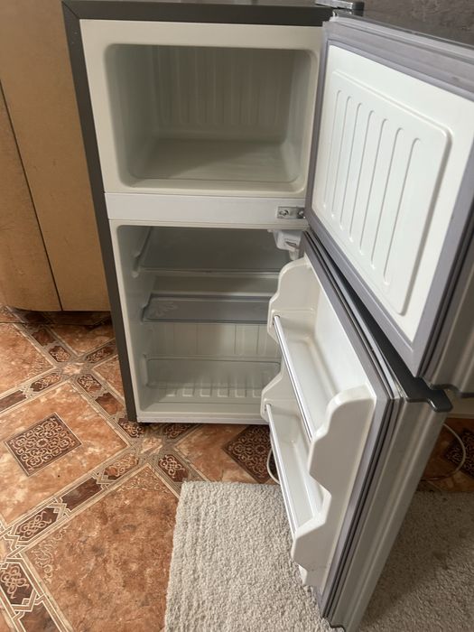 Продам маленький холодильник MUXXED