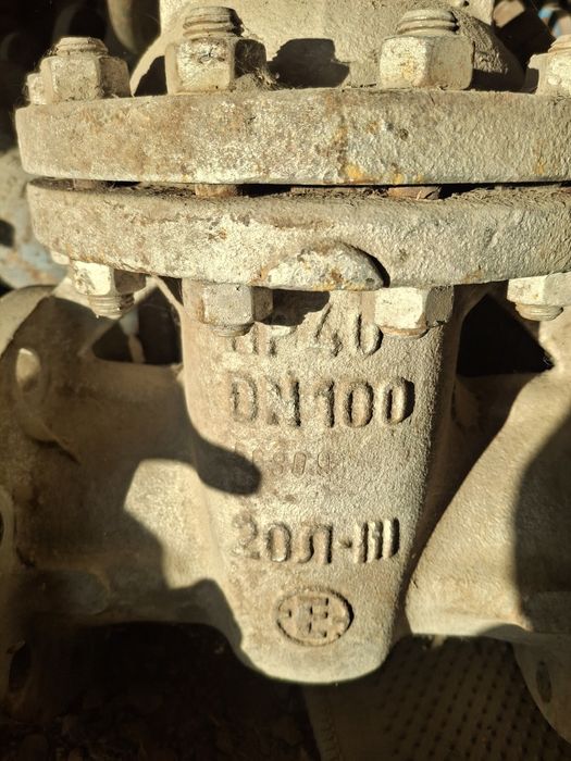 Продам задвижку стальную фланцевую Ду 100 Ру 40