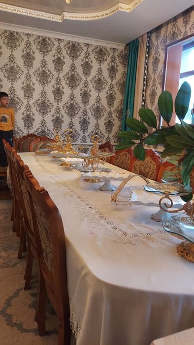 Стол и стулья в зал