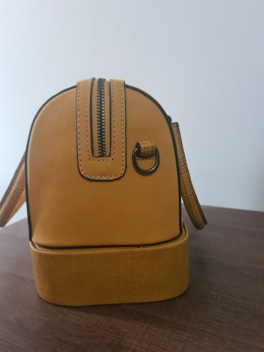 Малка дамска чанта в цвят горчица