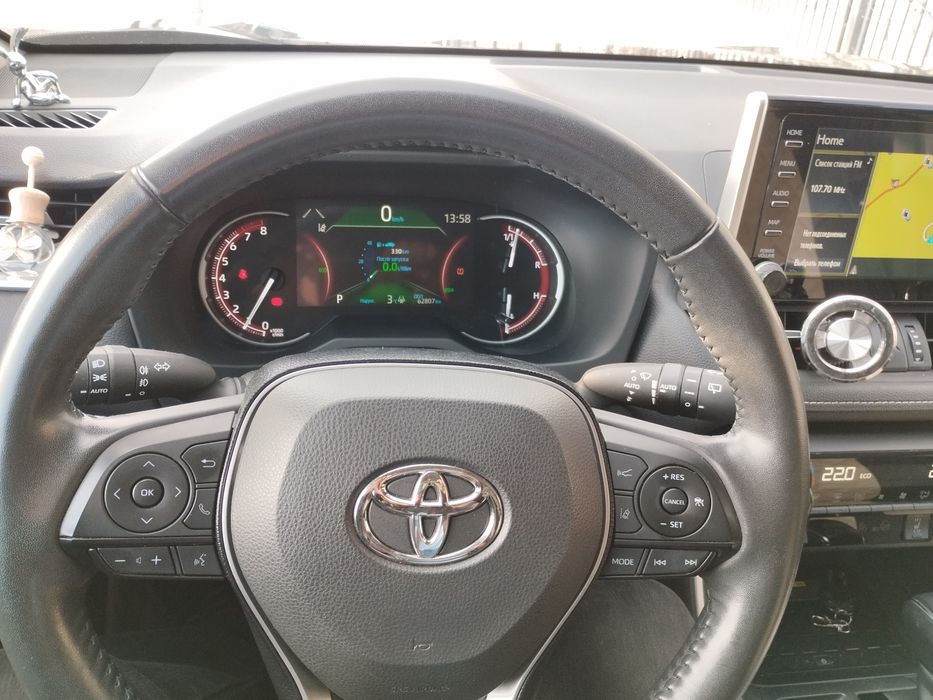 Toyota RAV4 2021 год.
