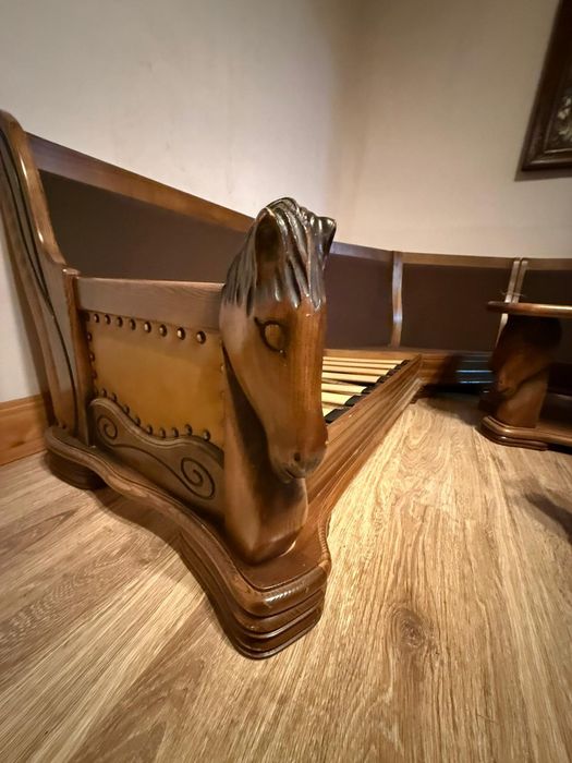 Canapea, fotoliu, masa de lemn. Fara perne, pot fi comandate separat