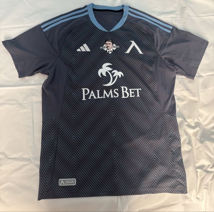 Лимитирана тениска на Левски „Поклон, Апостоле”