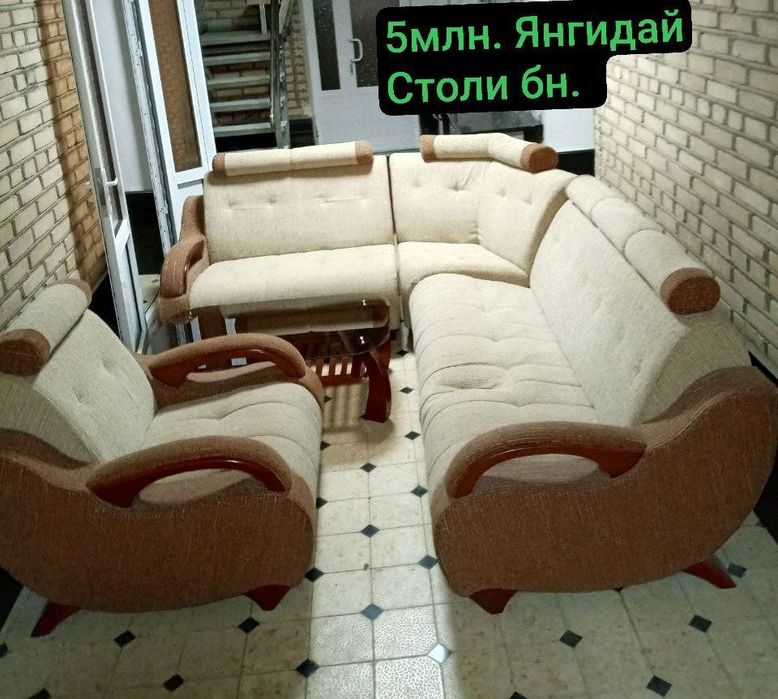 Продаётся мягкий диван с стеклянной столиком отличное качество и прочн