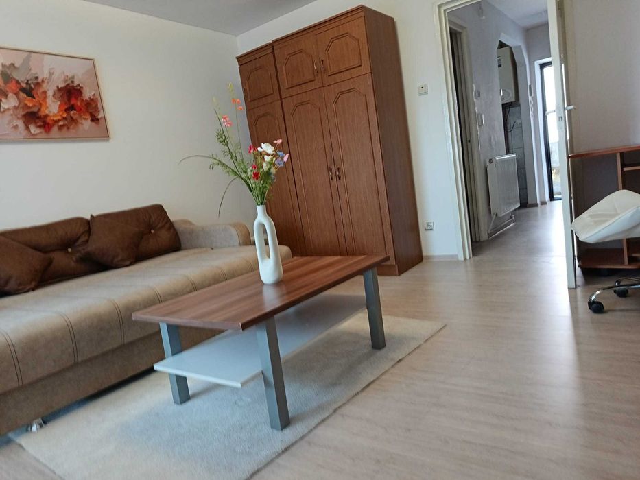 Ultracentral, Piața Victoriei, închiriez garsonieră de 32 mp, chiria este de 320 euro