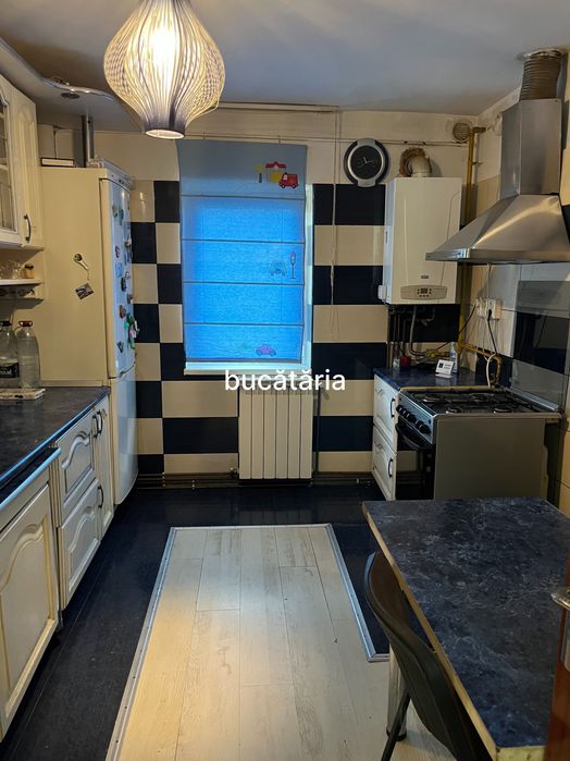 Vând apartament cu 3 camere în Vulcan jud Hunedoara, Camere cu intrări separate, 2 băi, 2 terase complet mobilat.