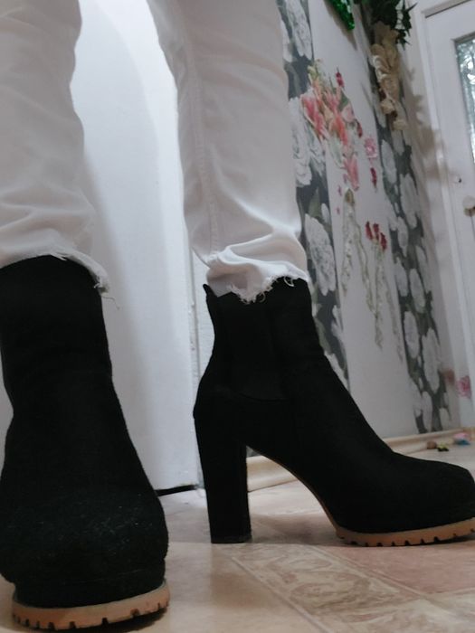 Продам ботильоны .ботинки . женски 40 размер. 3000е