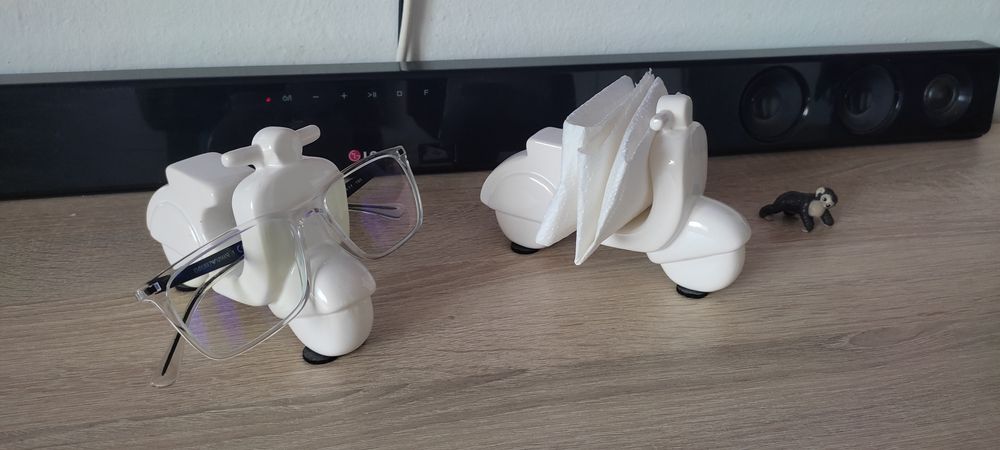 Mini scutere Vespa din porțelan