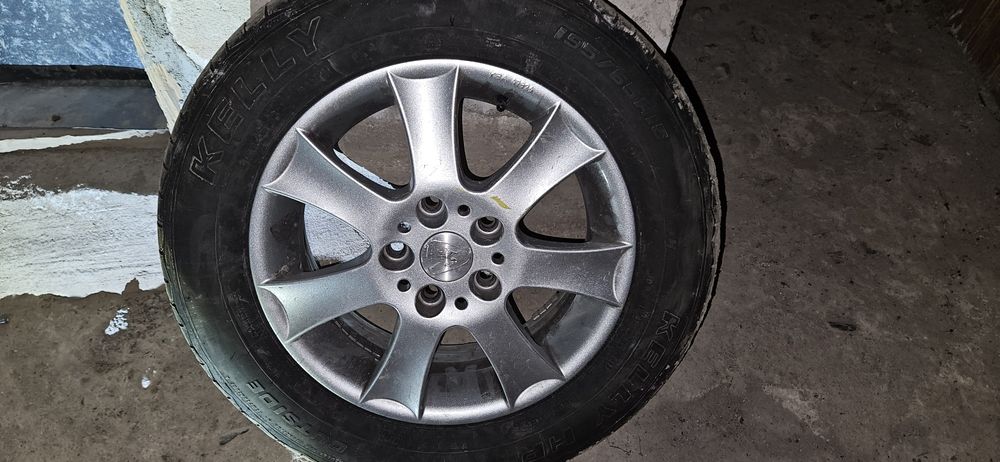 Vând 4 jante de aliaj aluminiu cu cauciucuri.