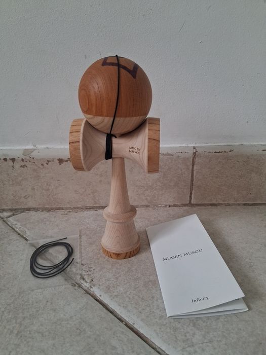 Vând kendama nou nouta mugen musou infinity square cu tot cu cutie