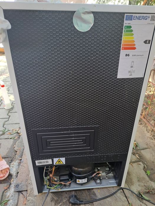 Vand frigider starlight 93l