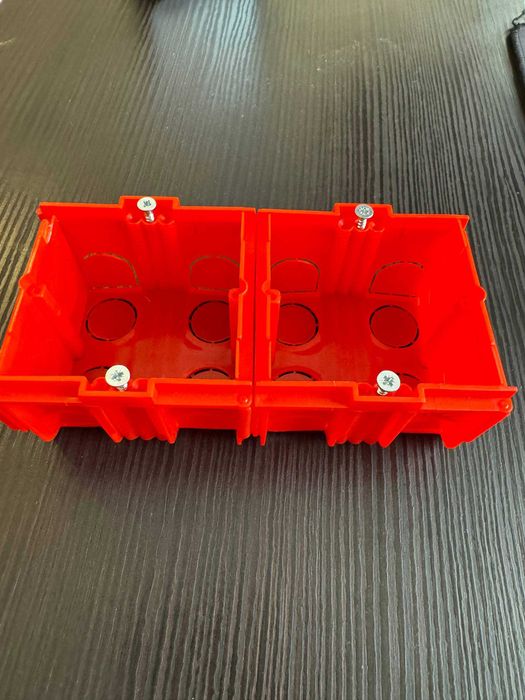 Квадратный подрозетник для выключателей розеток