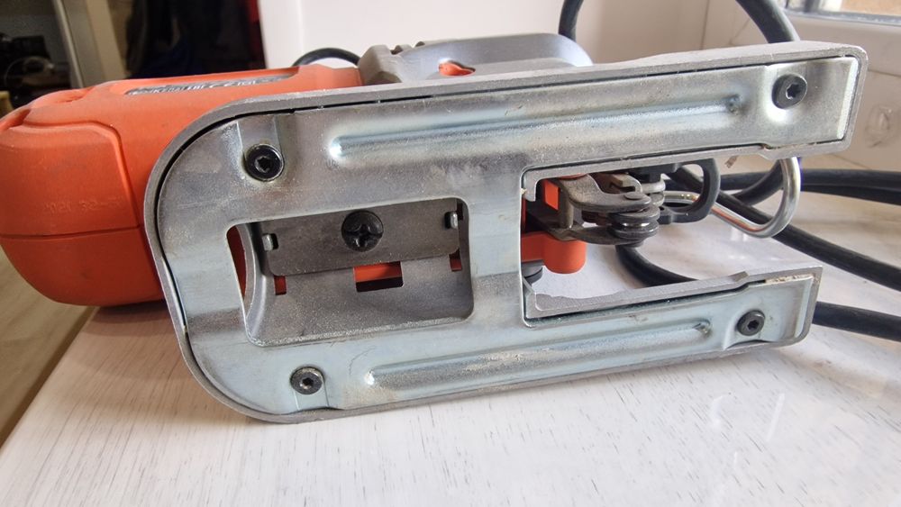 Электролобзик Black+Decker