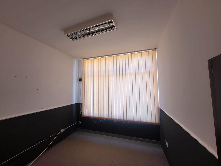 Închiriez teren și spațiu comercial