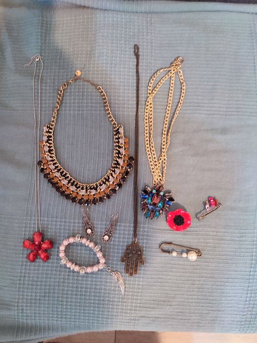 Set accesorii cu lantisoare , cercei si broșe noi