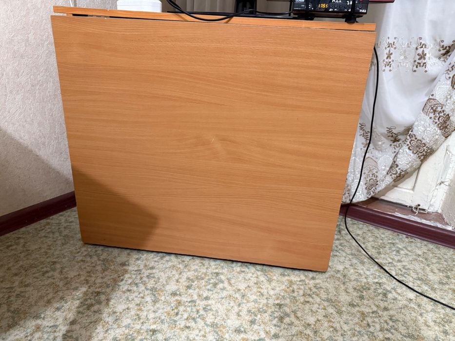 Стол книжка б/у в хорошем состоянии открывается на 2 метра