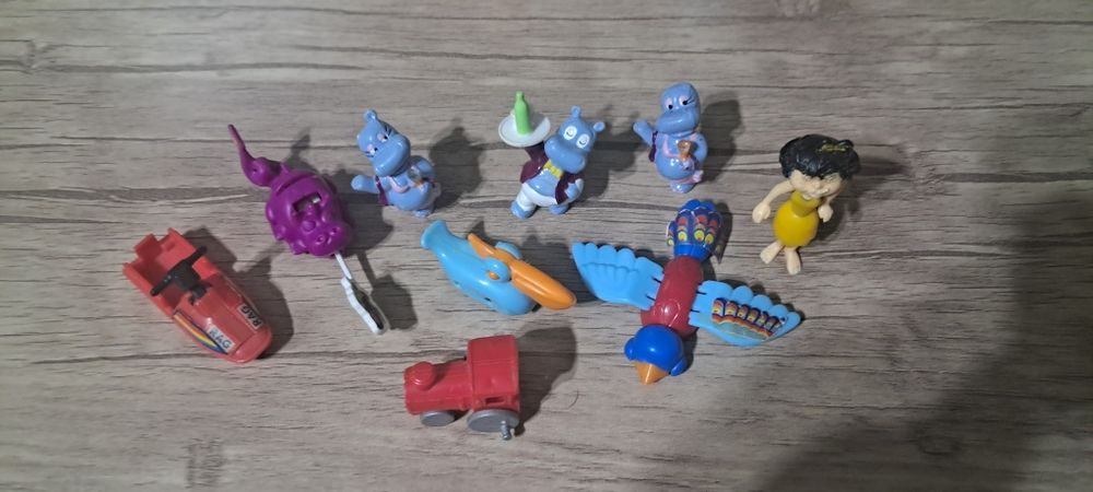 Продается старые игрушки от киндер сюрприз 90 годов и итд