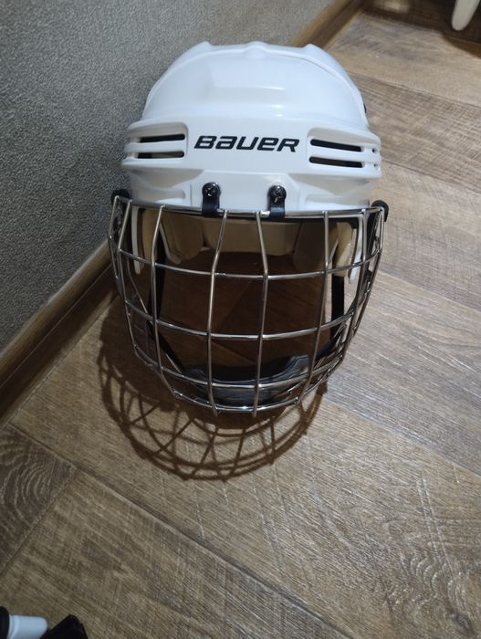 Продам хоккейный шлем Bauer