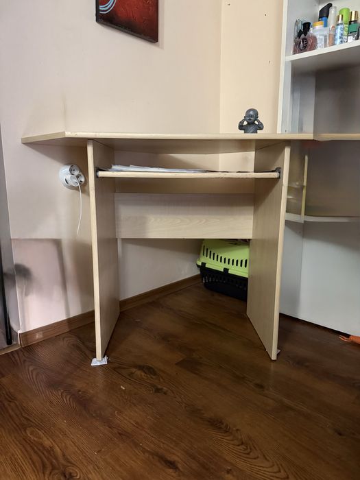 Бюро за ъгъл (запазено за ползване)