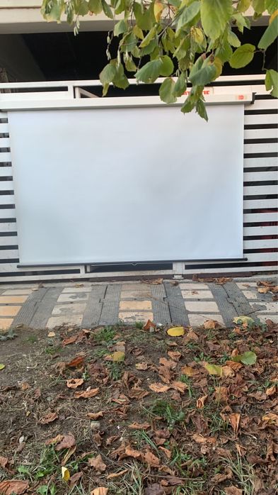 Videoproiector sony cu suport de prindere pe tavan