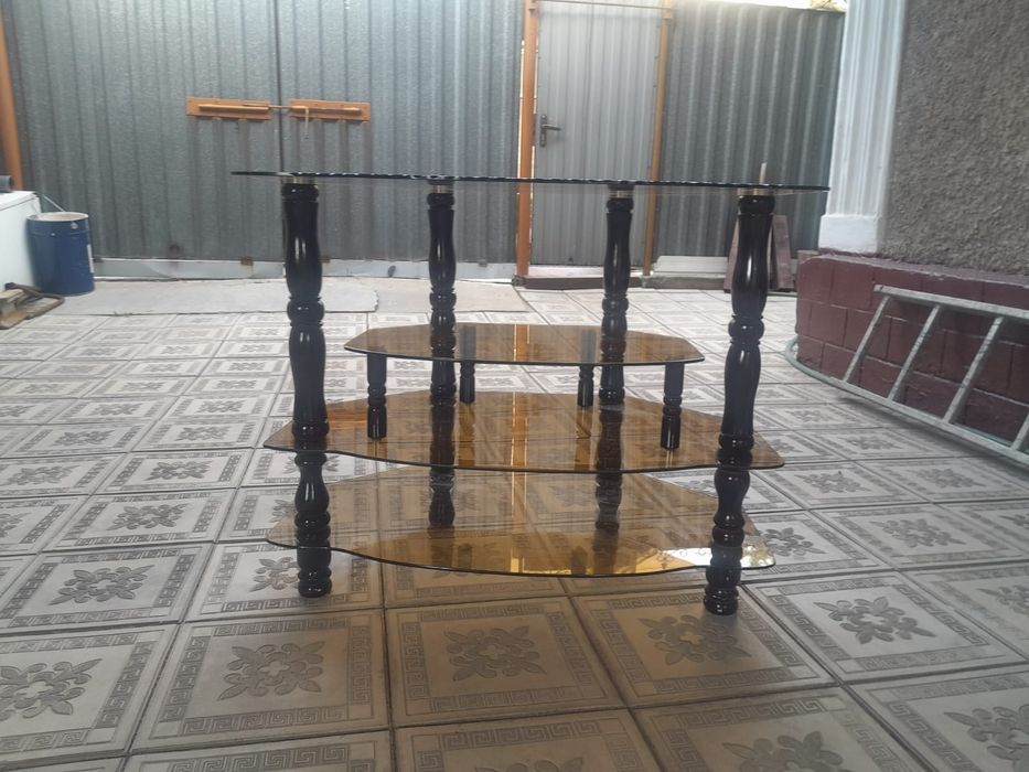 Стеклянный столик