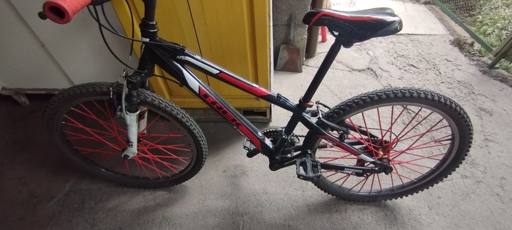 Trek MT 220 Red Black Teen Boys