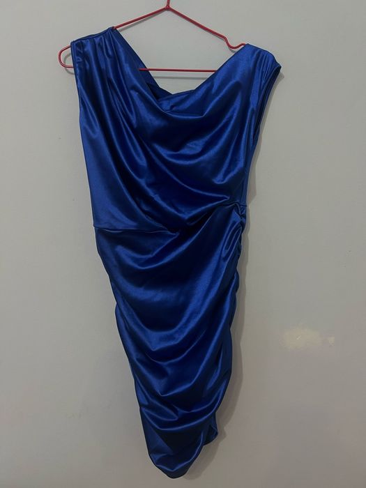 Синя сатенена рокля
Размер:38
Носена 2 пъти
Цена:30лв.