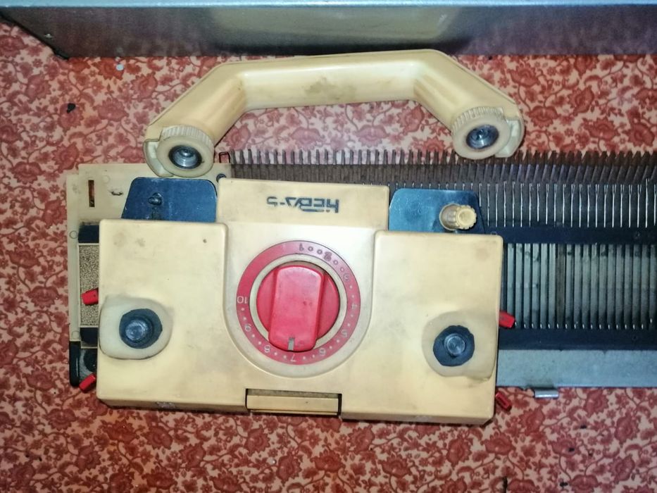 Продам вязальную машинку НЕВА-5