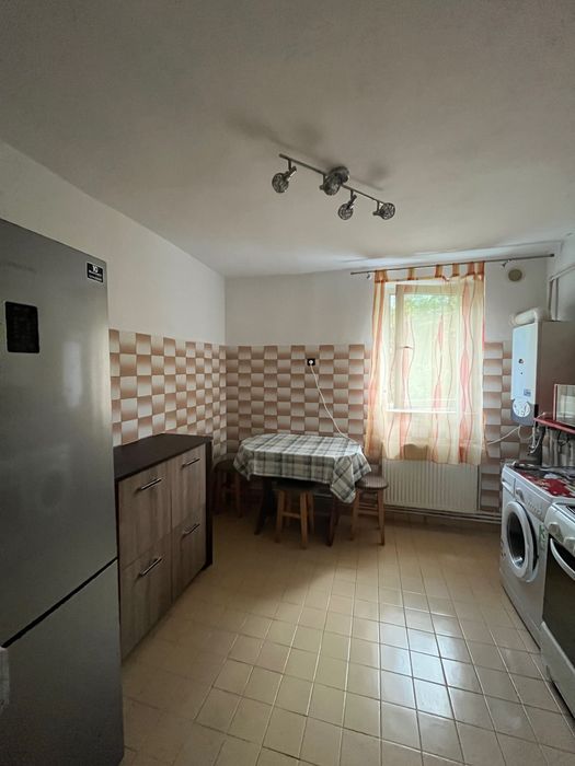 Închiriez apartament 2 camere, zona 9 mai