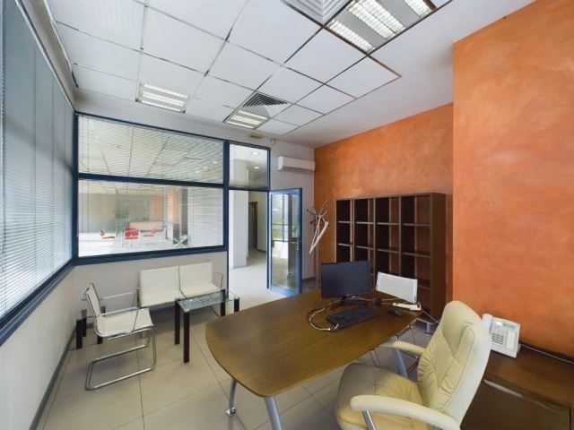 324 кв.м офис/шоурум на Цар Борис III – 3 паркоместа, високи тавани,