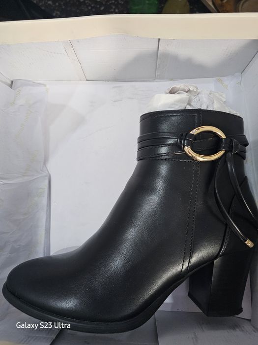 Нови обувки Clara Barson